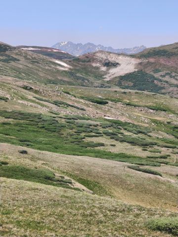Rozkvetlými loukami přes Searle Pass