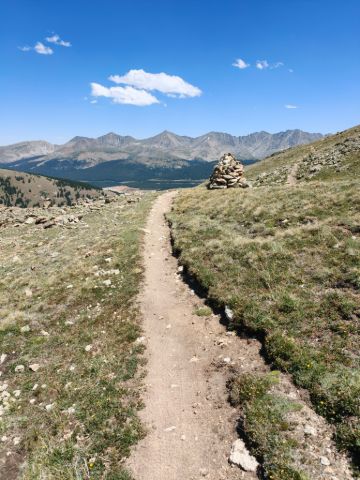 Rozkvetlými loukami přes Searle Pass