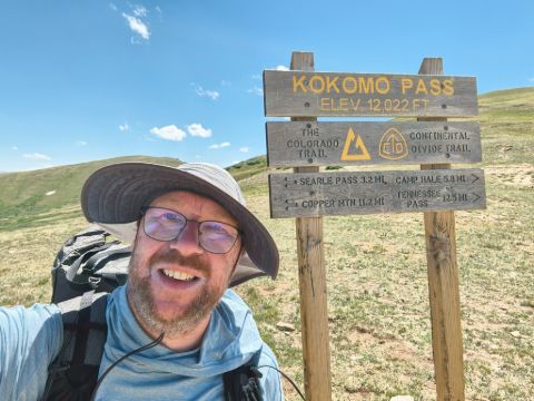 Rozkvetlými loukami přes Searle Pass
